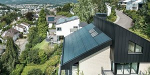 csm_Versetztes-Pultdach-Einfamilienhaus-Meschede-DE-Hinterseite-PREFA-Dach-Solarmodul-PREFALZ-...jpg